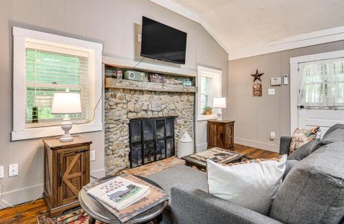 Nineveh House | Hot Tub and Deck Cabin Hideaway in Brown County
