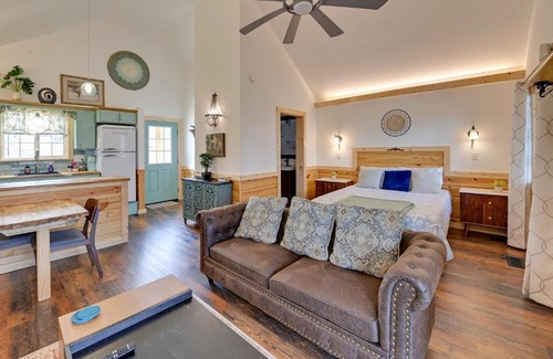 Frenchburg Apartment | Hot Tub and Fire Pit Romantic Getaway in Frenchburg