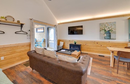 Frenchburg Apartment | Hot Tub and Fire Pit Romantic Getaway in Frenchburg