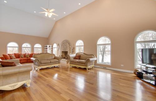 Hoffman Estates Villa | Hot Tub and Sauna Hoffman Estates Villa in Elgin!