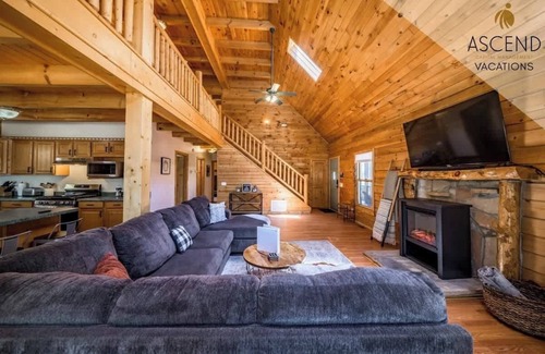 Flagstaff Cabin | Hot Tub Cabin Spacious 5-Acre Forest Retreat