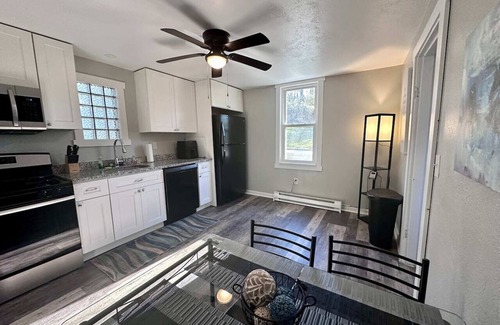 South Hills House | HOT TUB Cozy Woodsy retreat close to the City