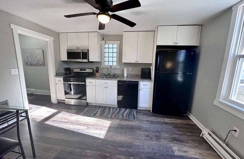 South Hills House | HOT TUB Cozy Woodsy retreat close to the City