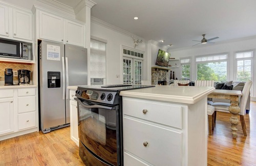 Big Canoe House | Hot Tub Downtime, Fireside Chats & Movie Nights Within 8,000-Acre Community - Mountain Grove Lodge