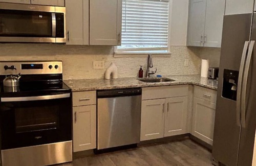 Southeast Raleigh House | Hot Tub, Fire Pit, BBQ and Games!