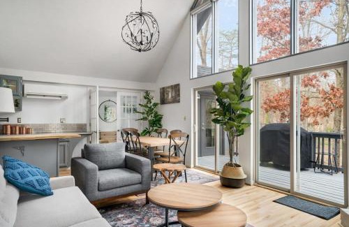 The Woods House | Hot Tub, Fire Pit & Fenced Yard w Resort Amenities