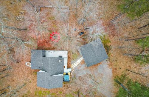 The Woods House | Hot Tub, Fire Pit & Fenced Yard w Resort Amenities