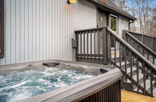 The Woods House | Hot Tub, Fire Pit & Fenced Yard w Resort Amenities