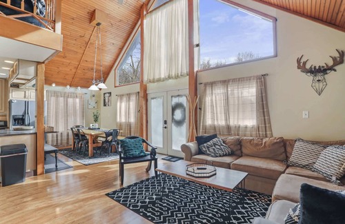 Berkeley Springs Cabin | Hot Tub, Fire Pit, Game Room, Family Getaway