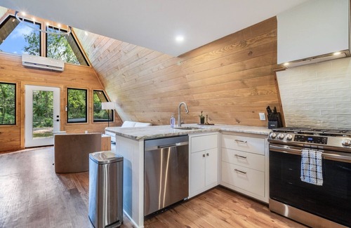 New Iberia Cabin | -Hot Tub & Fire Pit- Relaxing, Modern A-Frame Cabin near Rip Van Winkle Gardens