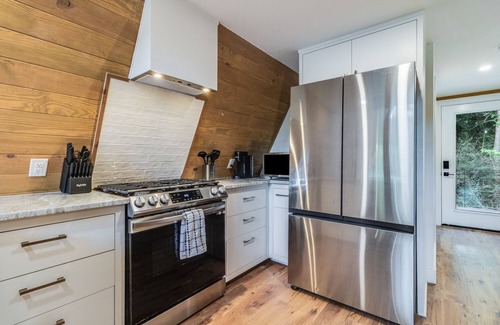 New Iberia Cabin | -Hot Tub & Fire Pit- Relaxing, Modern A-Frame Cabin near Rip Van Winkle Gardens