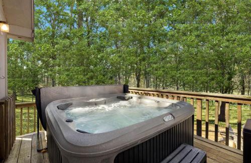 Berkeley Springs House | Hot Tub, FirePit, Large Yard, Screened Porch, WiFi