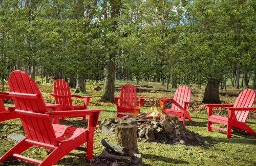 Berkeley Springs House | Hot Tub, FirePit, Large Yard, Screened Porch, WiFi