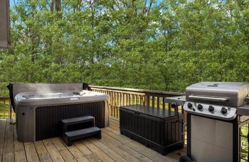 Berkeley Springs House | Hot Tub, FirePit, Large Yard, Screened Porch, WiFi