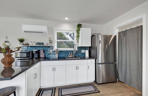 Spring Branch Cottage | Hot tub, free WiFi, pet friendly, 10 minutes to Canyon Lake/boat ramp