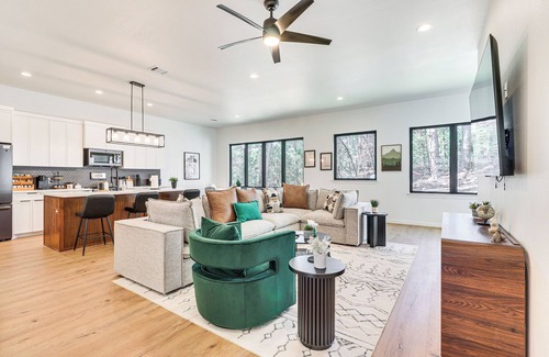 Bastrop House | Hot Tub, Game Room & Fire Pit: ‘Evergreen Escape'
