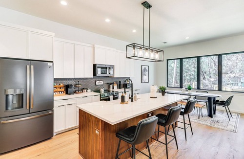 Bastrop House | Hot Tub, Game Room & Fire Pit: ‘Evergreen Escape'