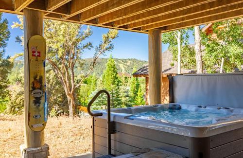 Castle Glen Estates House | Hot Tub Game Room Large Deck w Incredible View Penticton Lodge by AvantStay