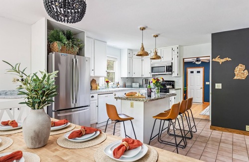 Covert House | Hot Tub | Game Room | Patio | Walk to Beach | 10 min South Haven