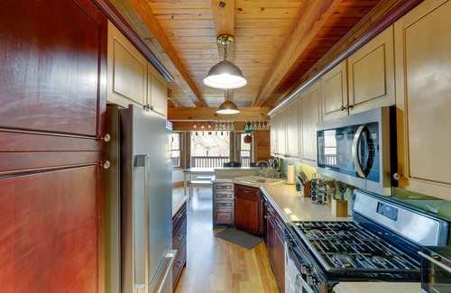 Deep Gap Cabin | Hot Tub & Game Room: Powderhorn Mountain Cabin