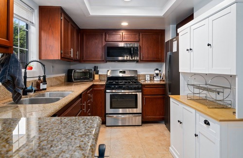 Sutter House | Hot Tub House in Long Beach!
