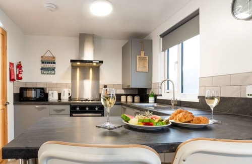 Helford Passage House | Hot Tub Lodge 2 by Interhome