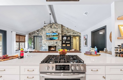 Manor House | Hot Tub + Pool + Firepit + Gameroom ~ Separate Guesthouse