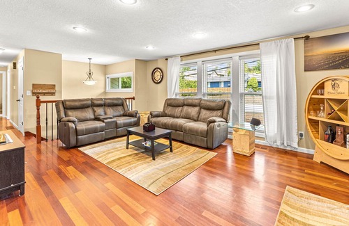 Gresham House | Hot Tub|Pool Table|Fire Pit| SpringWater Retreat