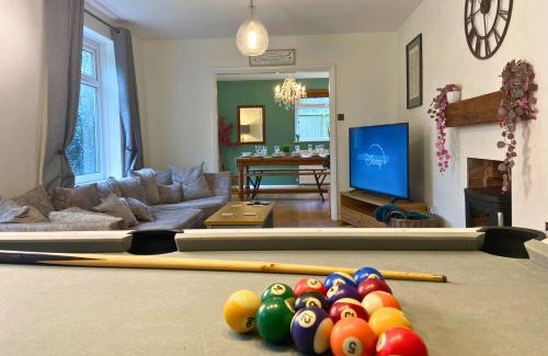 Leeds Villa | Hot Tub, Pool Table, Log Burner
