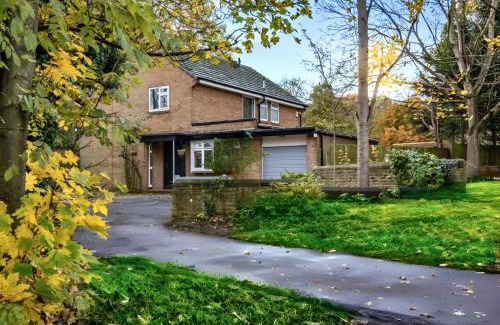Leeds Villa | Hot Tub, Pool Table, Log Burner