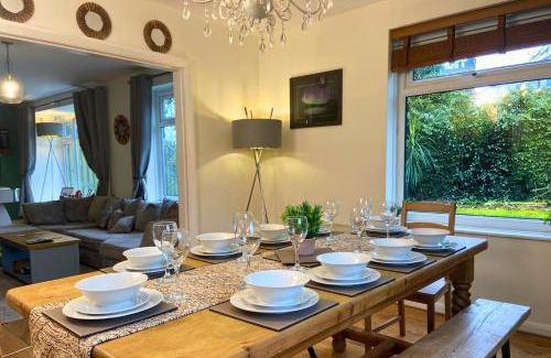 Leeds Villa | Hot Tub, Pool Table, Log Burner