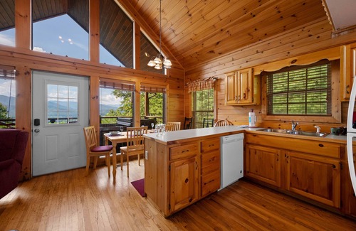 Gatlinburg - Pigeon Forge Cabin | Hot Tub + Pool Table and Fire Pit - Mountain Views!