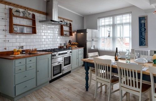 Mundesley House | Hot tub, sauna, sea & beach views, sleeps 16 in 7 bedrooms, 5 star Luxury house