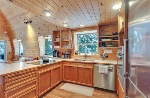 Hyak Cabin | Hot Tub & Sauna: Mountain Living at Hyak Cabin!