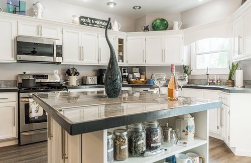 Bolingbrook House | Hot Tub, Smart TVs, Spacious 5bedroom house in charming Bolingbrook with WiFi,AC