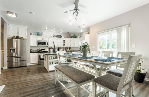 Bolingbrook House | Hot Tub, Smart TVs, Spacious 5bedroom house in charming Bolingbrook with WiFi,AC