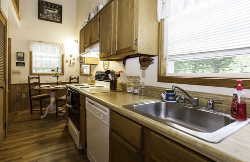 Maggie Valley Cabin | HOT TUB, VIEW, CREEK, WIFI, King Bed, JACUZZI IN MASTER BATH.