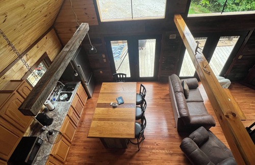 Campton Cabin | Hot tub, WiFi, fire pit, Red River Gorge, Natural Bridge. Easy parking lot!