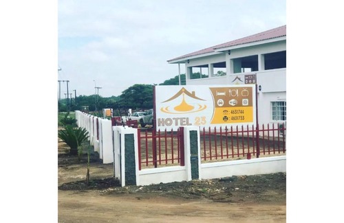 Serowe House | Hotel 23 Botswanna #2 4bdrm