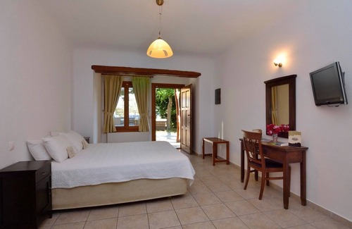 Kala Nera Hotel | Hotel Alkifron is located to Kala Nera Village.