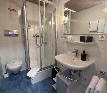 Backnang Hotel | Hotel Bitzer Backnang Zentrum 24h CHECK IN FRÜHSTÜCKSBUFFET TÄGLICH OPTIONAL VOR ORT BUCHBAR HIGHSPEED WIFI GRATIS PARKPLÄTZE ALTSTADT 300m BAHNOF 500m