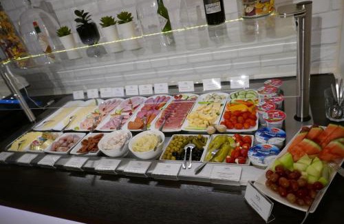 Backnang Hotel | Hotel Bitzer Backnang Zentrum 24h CHECK IN FRÜHSTÜCKSBUFFET TÄGLICH OPTIONAL VOR ORT BUCHBAR HIGHSPEED WIFI GRATIS PARKPLÄTZE ALTSTADT 300m BAHNOF 500m