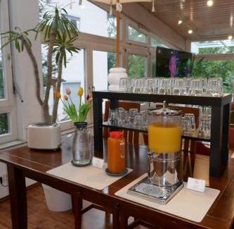 Backnang Hotel | Hotel Bitzer Backnang Zentrum 24h CHECK IN FRÜHSTÜCKSBUFFET TÄGLICH OPTIONAL VOR ORT BUCHBAR HIGHSPEED WIFI GRATIS PARKPLÄTZE ALTSTADT 300m BAHNOF 500m