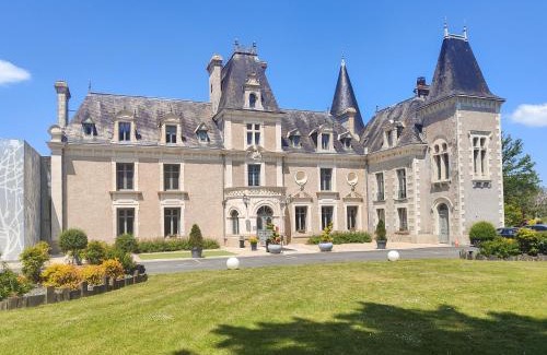 Saint-Laurent-sur-Sevre Hotel | Hotel Château de la Barbinière