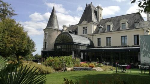 Saint-Laurent-sur-Sevre Hotel | Hotel Château de la Barbinière