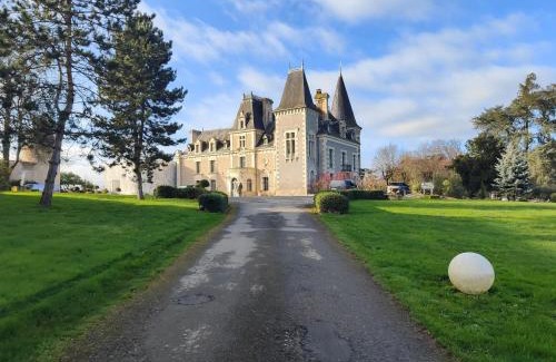 Saint-Laurent-sur-Sevre Hotel | Hotel Château de la Barbinière