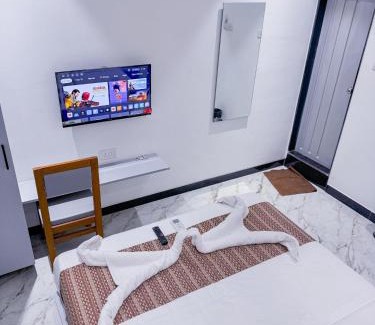 Mumbai Bed & Breakfast | Hotel Flora Inn