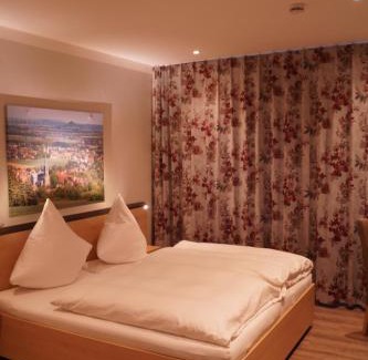 Scherfede Hotel | Hotel Gasthof Luis