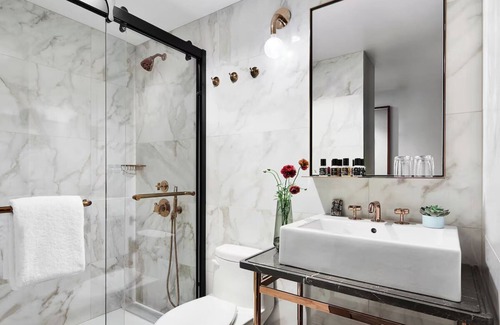 Midtown Hotel | Hotel Hendricks | Queen Room | View of Empire State Building & Pets Allowed