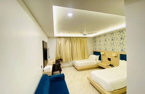 Knowledge Park III Hotel | Hotel Holiday Grand Near Expo Mart